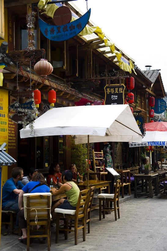 东方人,家,商店,坐,竖图,室外,白天,侧面,度假,美景,餐桌,桌子,城市风光,城市,道路,路,椅子,大理,中国,亚洲,许多,行人,游客,游人,阴影,服装,光线,瓦片,影子,房屋,屋檐,屋子,景观,小路,交通,很多,许多人,休闲装,黄种人,娱乐,商铺,楼房,云南,檐,路人,旅客,住宅,排列,衣服,白色,天空,阳光,天,一群人,享受,休闲,休闲服,景色,放松,服饰,餐台,东亚,云南省,中华人民共和国,西南地区,滇,大理州,大理白族自治州,市肆,商号,摆列,雨篷,过客,男人,男性,年轻男性,年轻女性,女人,女性,亚洲人,坐着,彩图,全身,房子,店铺,布列,分列