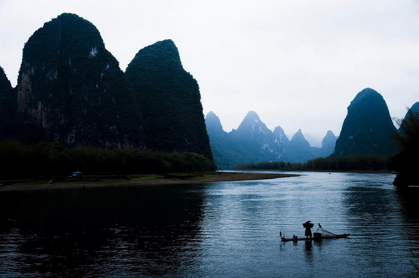 东方人,一个人,站,横图,室外,白天,正面,旅游,度假,河流,美景,森林,山,山脉,树林,水,植物,船,桂林,中国,亚洲,仅一个男性,仅一个人,一艘,阴影,波纹,漂浮,光线,影子,河水,景观,山峰,水流,木船,涟漪,山峦,背光,黄种人,娱乐,树,树木,仅一个年轻男性,衣服,绿色,水纹,天空,阳光,自然,交通工具,波浪,群山,天,站着,享受,休闲,景色,放松,生长,成长,广西,漂流,舟,自然风光,载具,逆光,东亚,蓑衣,阳朔,广西壮族自治区,中华人民共和国,桂林市,桂,华南地区,水晕,流浪,流落,流散,漂泊,飘泊,飘流,阳朔县,兴坪,兴坪镇,男人,男性,年轻男性,亚洲人,站立,彩图,全身,蔽雨