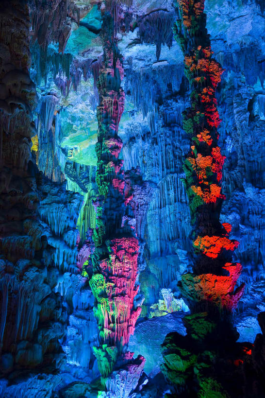 无人,竖图,室内,白天,正面,旅游,度假,石头,美景,桂林,中国,亚洲,纹路,纹理,洞,景观,娱乐,红色,蓝色,自然,享受,休闲,景色,放松,洞穴,广西,自然风光,东亚,钟乳石,穴,石钟乳,广西壮族自治区,肌理,中华人民共和国,桂林市,桂,华南地区,石块,岩石,彩图,芦笛岩