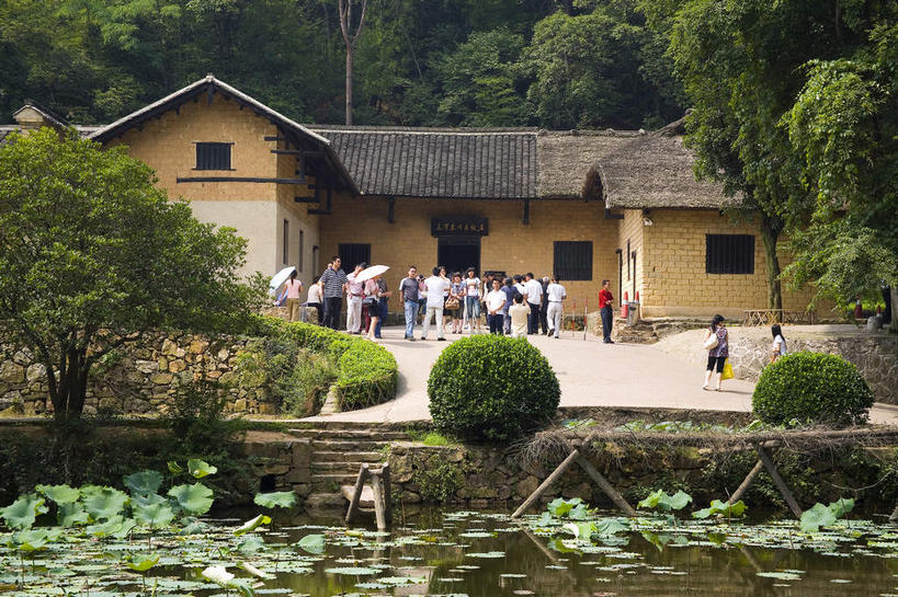 东方人,家,走,横图,室外,白天,旅游,度假,河流,名胜古迹,水,植物,标志建筑,地标,建筑,中国,亚洲,行人,游客,游人,阴影,服装,遗迹,光线,影子,房屋,屋顶,屋子,河水,水流,许多人,顶棚,休闲装,黄种人,古迹,文物,娱乐,建设,古建筑,楼房,路人,旅客,住宅,树,树木,背面,衣服,绿色,阳光,自然,一群人,享受,休闲,休闲服,旅游胜地,放松,服饰,生长,成长,古文明,东亚,湖南,湖南省,韶山,中华人民共和国,华北地区,河北,河北省,冀,华中地区,湘,湘潭,湘潭市,邯郸,邯郸市,过客,武安,武安市,男人,男性,年轻男性,年轻女性,女人,女性,亚洲人,步行,散步,走路,彩图,全身,房子,毛泽东同志故居,上屋场,韶山村,韶山市,韶山乡