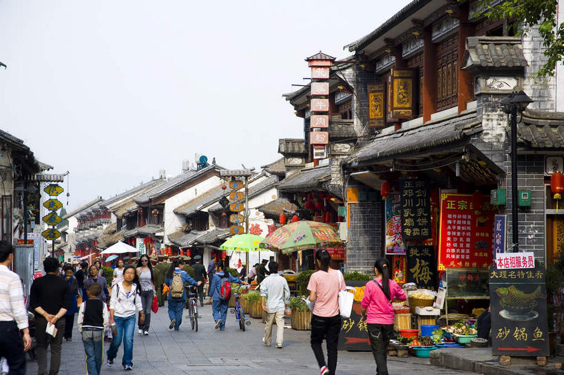 东方人,家,商店,坐,横图,室外,白天,侧面,度假,美景,餐桌,桌子,城市风光,城市,道路,路,椅子,大理,中国,亚洲,许多,行人,游客,游人,阴影,服装,光线,瓦片,影子,房屋,屋檐,屋子,景观,小路,交通,很多,许多人,休闲装,黄种人,娱乐,商铺,楼房,云南,檐,路人,旅客,住宅,排列,衣服,白色,天空,阳光,天,一群人,享受,休闲,休闲服,景色,放松,服饰,餐台,东亚,云南省,中华人民共和国,西南地区,滇,大理州,大理白族自治州,市肆,商号,摆列,雨篷,过客,男人,男性,年轻男性,年轻女性,女人,女性,亚洲人,坐着,彩图,全身,房子,店铺,布列,分列