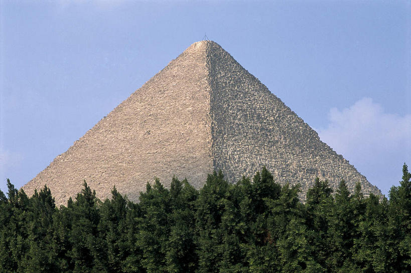 无人,横图,室外,白天,仰视,旅游,度假,名胜古迹,树林,植物,城市,地标,非洲,埃及,阴影,遗迹,光线,三角形,影子,云,云朵,褐色,云彩,古迹,历史,文物,娱乐,古建筑,树,树木,蓝色,绿色,白云,蓝天,天空,阳光,自然,天,享受,休闲,旅游胜地,金字塔,放松,生长,晴朗,成长,陵墓,古文明,首府,吉萨,古代七大奇迹,阿拉伯埃及共和国,金字塔之国,棉花之国,方锥形,阿非利加洲,吉萨省,晴空,彩图,低角度拍摄,标志性建筑