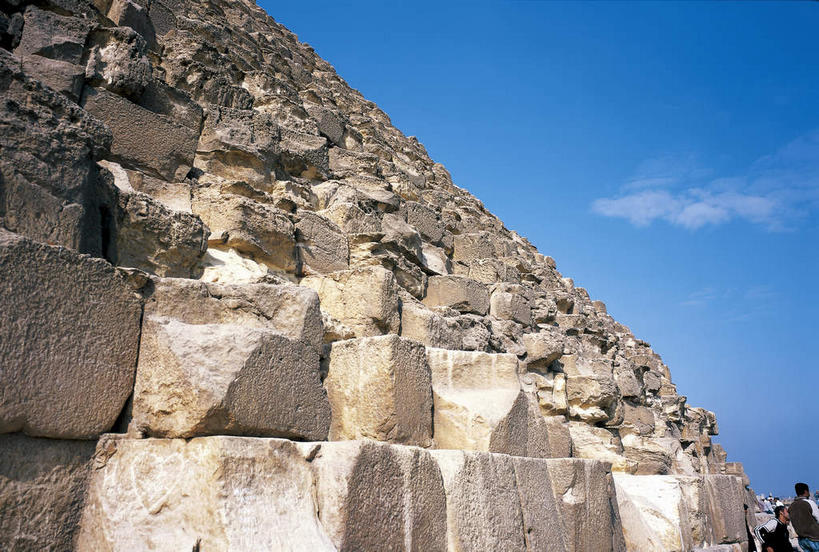 无人,横图,室外,白天,仰视,旅游,度假,石头,名胜古迹,城市,地标,非洲,埃及,一排,许多,阴影,遗迹,整齐,光线,三角形,石子,影子,云,云朵,很多,云彩,古迹,历史,文物,娱乐,古建筑,排列,蓝色,白云,蓝天,天空,阳光,天,享受,休闲,旅游胜地,金字塔,放松,晴朗,堆,陵墓,队列,古文明,首府,吉萨,古代七大奇迹,阿拉伯埃及共和国,金字塔之国,棉花之国,方锥形,阿非利加洲,吉萨省,石块,岩石,晴空,彩图,低角度拍摄,标志性建筑