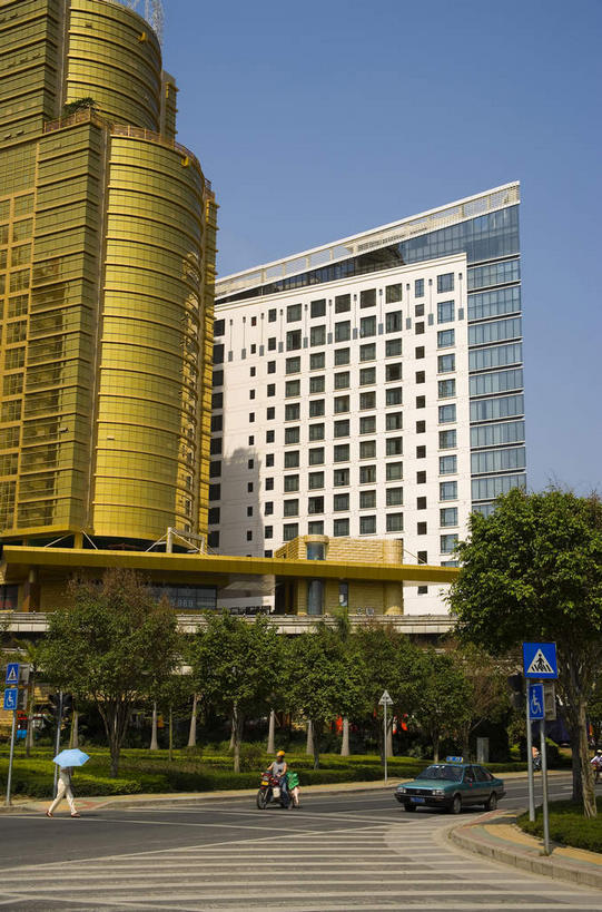 东方人,两个人,高楼大厦,走,竖图,室外,白天,仰视,度假,美景,树林,植物,窗户,落地窗,城市风光,城市,大厦,道路,建筑,路,摩天大楼,人行横道,指示牌,公路,出租车,摩托车,汽车,中国,亚洲,两辆,一排,许多,行人,阴影,服装,整齐,并列,并排,光线,标志,路标,影子,景观,人行道,交通,很多,注视,休闲装,黄种人,娱乐,标识,建设,路牌,路人,玻璃窗,车,树,树木,排列,衣服,蓝色,绿色,倒影,蓝天,天空,阳光,自然,交通工具,轿车,天,观察,驾驶,看,行驶,享受,休闲,休闲服,金色,景色,放松,服饰,生长,晴朗,成长,观看,广西,操纵,控制,察看,倒映,队列,关注,载具,的士,人行横道线,计程车,驾车,平行,玻璃幕墙,东亚,操控,南宁,万里无云,广西壮族自治区,首府,中华人民共和国,桂,华南地区,南宁市,把持,反照,过客,男人,男性,年轻男性,年轻女性,女人,女性,亚洲人,晴空,晴空万里,斑马线,马路,步行,散步,走路,半身,彩图,低角度拍摄,大楼,高层建筑,高楼,摩天楼,青秀区,铂宫国际