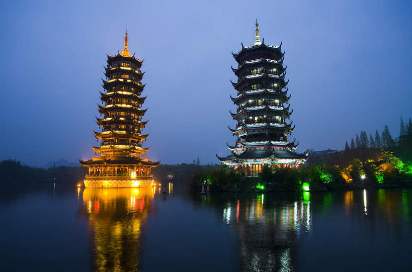 无人,横图,彩色,室外,夜晚,仰视,旅游,度假,湖,湖泊,水,植物,窗户,标志建筑,地标,建筑,霓虹灯,桂林,阴影,光线,瓦片,影子,屋檐,湖面,水流,水面,塔,灯光,七彩,娱乐,光源,建设,霓虹,檐,玻璃窗,灯,树,树木,蓝色,绿色,倒影,蓝天,天空,自然,湖水,天,享受,休闲,旅游胜地,放松,象山,生长,成长,广西,倒映,照明设备,杉湖,广西壮族自治区,桂林市,氖灯,反照,象山区,秀峰区,彩图,低角度拍摄,桂林山水,飞檐,桂林日月塔,榕杉湖,榕杉湖景区,金塔银塔,情侣塔