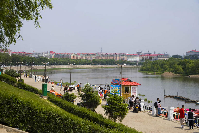 东方人,家,站,走,横图,室外,白天,正面,旅游,度假,河流,美景,树林,水,植物,道路,路,公路,中国,亚洲,行人,游客,游人,阴影,服装,光线,影子,房屋,屋子,河水,景观,水流,交通,许多人,注视,休闲装,黄种人,娱乐,楼房,路人,旅客,住宅,树,树木,衣服,蓝色,绿色,倒影,蓝天,天空,阳光,自然,天,观察,看,站着,一群人,享受,休闲,休闲服,景色,放松,服饰,生长,晴朗,成长,观看,黑,察看,倒映,关注,自然风光,东亚,黑龙江,黑龙江省,万里无云,中华人民共和国,东北地区,牡丹江,牡丹江市,反照,过客,男人,男性,年轻男性,年轻女性,女人,女性,亚洲人,晴空,晴空万里,马路,步行,散步,站立,走路,半身,彩图,房子