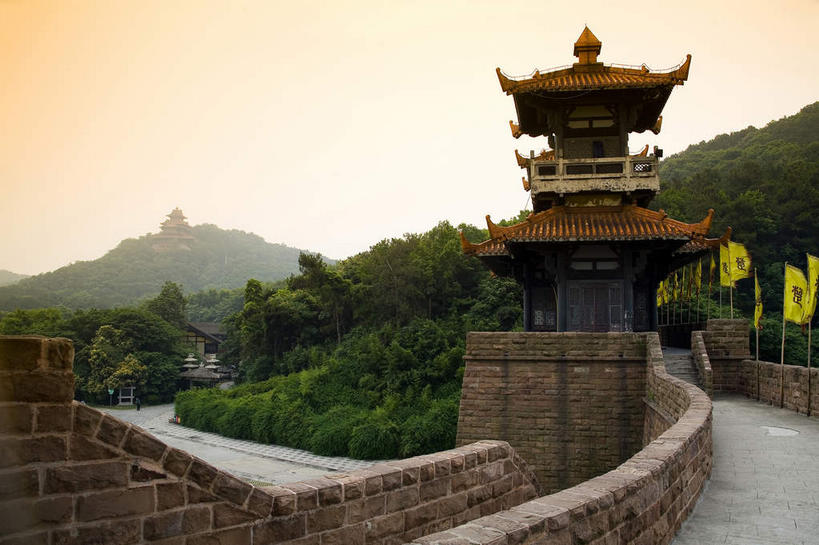 无人,公园,横图,室外,白天,正面,旅游,度假,建材,名胜古迹,日落,山,山脉,植物,标志建筑,地标,建筑,东湖,中国,亚洲,遗迹,纹路,材料,瓦片,纹理,柱子,砖,砖块,墙,亭子,屋顶,屋檐,山峰,晚霞,霞光,落日,山峦,顶棚,古迹,文物,娱乐,建设,古建筑,檐,墙壁,墙面,树,树木,绿色,自然,黄昏,凉亭,群山,享受,休闲,砖头,旅游胜地,彩霞,放松,建造,生长,成长,古文明,东亚,广东,广东省,肌理,中华人民共和国,华南地区,粤,江门,江门市,夕照,薄暮,石料,夕阳,彩图,傍晚,砌墙砖,斜阳,东湖公园,江门东湖公园