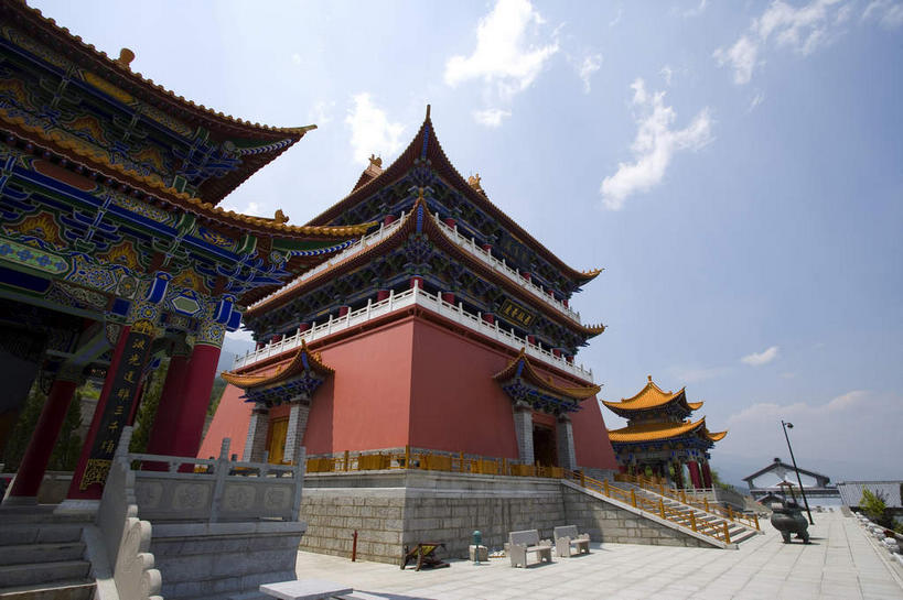 无人,寺庙,横图,室外,白天,仰视,旅游,度假,名胜古迹,标志建筑,地标,建筑,大理,中国,亚洲,阴影,节日,遗迹,光线,瓦片,影子,屋顶,屋檐,云,云朵,燃烧,云彩,顶棚,古迹,文化,文物,娱乐,建设,古建筑,云南,檐,蓝色,白云,蓝天,天空,阳光,香火,庙宇,天,祈祷,享受,休闲,健康,旅游胜地,放松,许愿,宗教,信仰,晴朗,纪念,祈求,古文明,东亚,云南省,中华人民共和国,西南地区,崇圣寺,滇,大理州,大理白族自治州,平安,晴空,彩图,低角度拍摄,庙,寺,大理崇圣寺