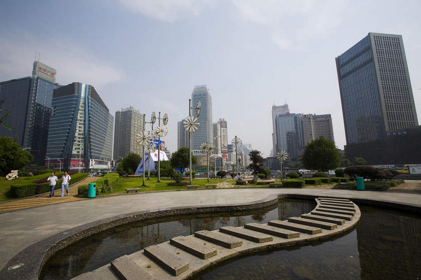 无人,家,高楼大厦,横图,室外,白天,仰视,旅游,度假,植物,窗户,落地窗,标志建筑,大厦,道路,地标,建筑,路,摩天大楼,中国,亚洲,一排,许多,阴影,曲折,弯曲,整齐,并列,并排,光线,影子,房屋,屋子,池塘,水池,云,云朵,小路,交通,很多,云彩,娱乐,建设,楼房,玻璃窗,住宅,树,树木,排列,蓝色,绿色,白云,倒影,蓝天,天空,阳光,自然,天,享受,休闲,旅游胜地,放松,蜿蜒,生长,晴朗,成长,倒映,队列,平行,玻璃幕墙,东亚,湖南,湖南省,中华人民共和国,省会,华中地区,长沙,长沙市,湘,反照,晴空,彩图,低角度拍摄,房子,大楼,高层建筑,高楼,摩天楼,长沙芙蓉广场