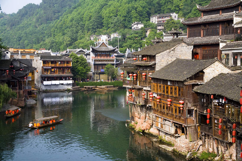 无人,家,横图,室外,白天,正面,旅游,度假,河流,名胜古迹,山,山脉,水,植物,标志建筑,地标,建筑,船,中国,亚洲,阴影,波纹,飞溅,遗迹,溅,光线,凤凰,液体,影子,房屋,屋子,河水,山峰,水滴,水流,木船,山峦,两艘,古迹,文物,娱乐,建设,古建筑,楼房,水珠,树,树木,绿色,倒影,水纹,阳光,自然,船尾波,交通工具,波浪,群山,享受,休闲,旅游胜地,放松,生长,成长,倒映,舟,喷洒,载具,古文明,东亚,湖南,湘西,湖南省,凤凰古城,中华人民共和国,华中地区,湘,湘西州,湘西土家族苗族自治州,反照,凤凰县,彩图,房子,凤凰古城千潭苗寨,山江镇