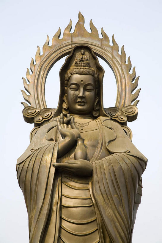 东方人,一个人,无人,寺庙,站,竖图,室外,白天,仰视,旅游,度假,智慧,名胜古迹,标志建筑,地标,建筑,雕塑,武汉,中国,亚洲,仅一个女性,仅一个人,阴影,服装,节日,神话,遗迹,艺术,装饰,光线,雕刻,头饰,影子,云,云朵,燃烧,云彩,黄种人,古迹,文化,文物,娱乐,建设,古建筑,一个,衣服,蓝色,白云,蓝天,天空,阳光,发夹,发饰,夹子,香火,工艺品,庙宇,天,祈祷,站着,仅一个中年女性,享受,休闲,健康,旅游胜地,放松,许愿,宗教,观音,服饰,信仰,晴朗,单个,纪念,祈求,美术,衣着,穿着,主题,传说,陈列,古文明,东亚,菩萨,湖北,湖北省,武汉市,观音菩萨,归元寺,汉阳,中华人民共和国,省会,功能,美学,华中地区,鄂,衣饰,慈悲,中国神话,观世音,观世音菩萨,观音大士,观自在菩萨,平安,女人,女性,中年女性,亚洲人,晴空,站立,半身,彩图,低角度拍摄,庙,寺,归元禅寺,汉阳区