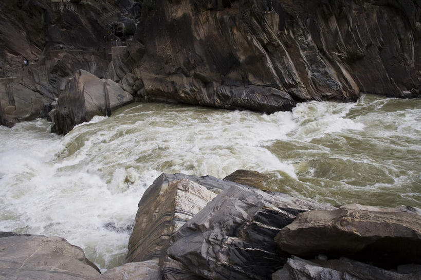 无人,横图,俯视,室外,白天,旅游,度假,河流,石头,美景,山,山脉,水,峡谷,香格里拉,中国,亚洲,阴影,飞溅,溅,光线,石子,液体,影子,河水,景观,山峰,水滴,水流,山谷,山峦,娱乐,迪庆,云南,水珠,阳光,自然,群山,享受,休闲,景色,放松,岩层,喷洒,自然风光,东亚,虎跳峡,中甸,迪庆藏族自治州,云南省,中华人民共和国,西南地区,滇,迪庆州,香格里拉县,石块,岩石,彩图,高角度拍摄