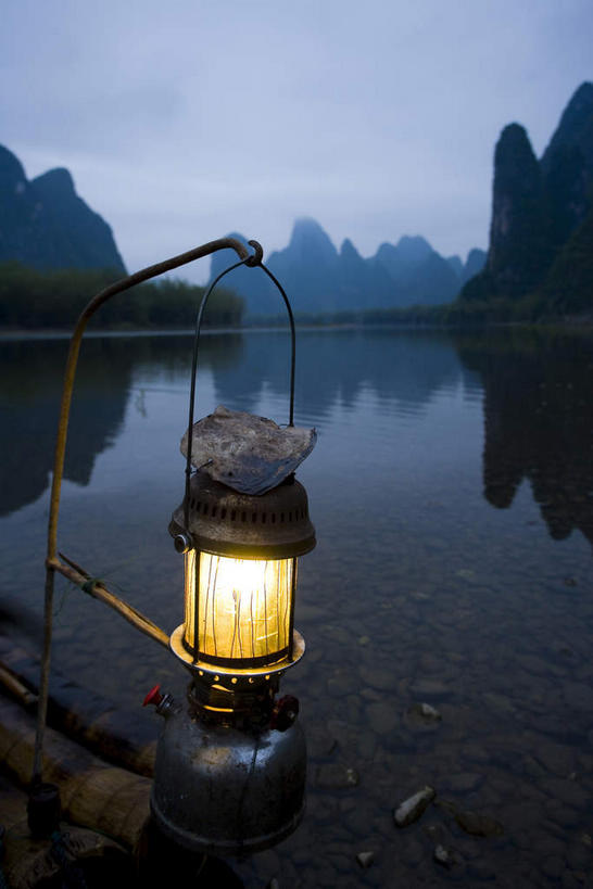 无人,竖图,室外,白天,正面,旅游,度假,河流,美景,山,山脉,树林,水,植物,照明,桂林,中国,亚洲,一排,吊挂,停靠,悬挂,阴影,竹制,整齐,编织,光线,影子,竹排,河水,景观,山峰,水流,乌云,云,阴天,云朵,灯光,运输工具,山峦,背光,挂,云彩,娱乐,煤油灯,竹筏,灯,树,树木,排列,一个,绿色,倒影,天空,自然,灯具,交通工具,群山,天,享受,休闲,景色,放松,生长,单个,成长,广西,竹条,照亮,倒映,竹制品,昏暗,阴沉,照明设备,队列,自然风光,载具,逆光,东亚,漓江,阳朔,广西壮族自治区,中华人民共和国,桂林市,桂,华南地区,反照,水上交通工具,阳朔县,兴坪,兴坪镇,彩图,马灯