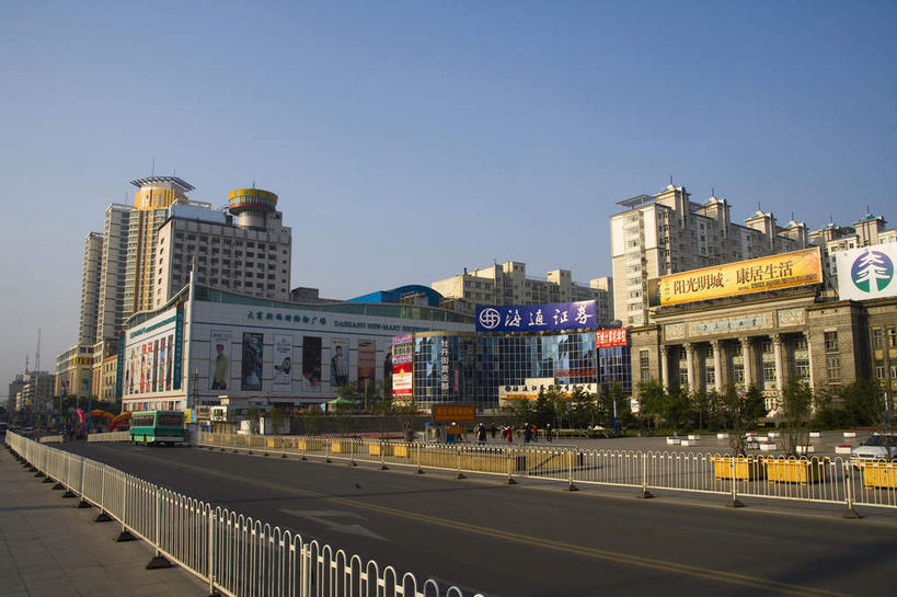 无人,家,高楼大厦,栏杆,横图,室外,白天,正面,度假,美景,植物,窗户,城市风光,城市,大厦,道路,建筑,路,摩天大楼,公路,中国,亚洲,一排,许多,阴影,整齐,并列,并排,光线,影子,柱子,房屋,屋子,景观,围栏,分界线,停车线,交通,很多,娱乐,护栏,楼房,玻璃窗,住宅,树,树木,排列,蓝色,绿色,蓝天,天空,阳光,自然,天,享受,休闲,景色,放松,生长,晴朗,成长,车行道,车行道分界线,黑,队列,标线,平行,东亚,车行线,黑龙江,黑龙江省,万里无云,中华人民共和国,东北地区,牡丹江,牡丹江市,晴空,晴空万里,马路,彩图,房子,大楼,高层建筑,高楼,摩天楼