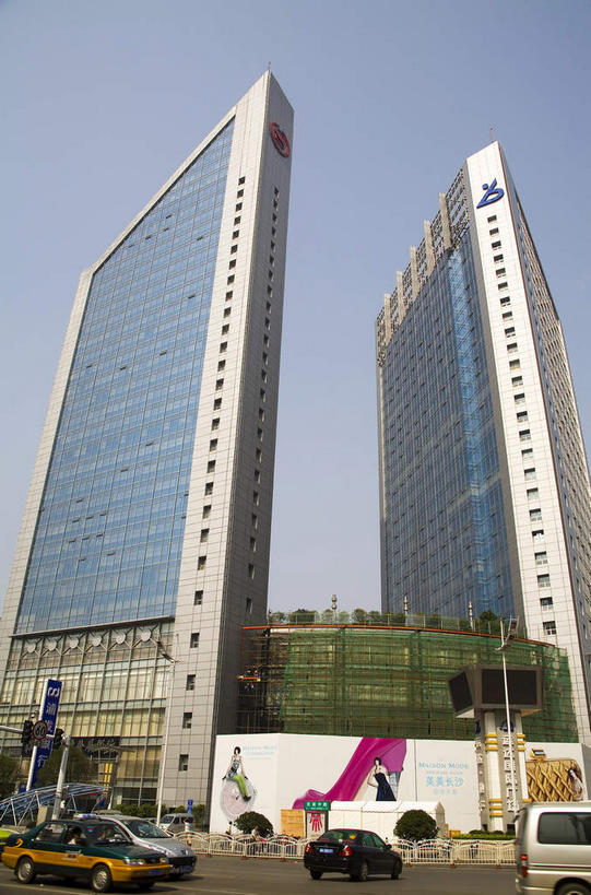 无人,家,高楼大厦,竖图,室外,白天,仰视,度假,美景,植物,窗户,落地窗,城市风光,城市,大厦,道路,建筑,路,摩天大楼,公路,中国,亚洲,一排,许多,阴影,环保,整齐,并列,并排,光线,影子,房屋,屋子,景观,云,云朵,分界线,防护,停车线,交通,很多,云彩,娱乐,楼房,玻璃窗,住宅,树,树木,排列,蓝色,绿色,白云,倒影,蓝天,天空,阳光,自然,天,享受,休闲,景色,放松,生长,晴朗,成长,车行道,车行道分界线,倒映,队列,美好,美妙,标线,间隔,平行,玻璃幕墙,东亚,车行线,湖南,湖南省,中华人民共和国,省会,美观,雅观,华中地区,长沙,长沙市,湘,反照,晴空,马路,彩图,低角度拍摄,房子,大楼,高层建筑,高楼,摩天楼,长沙芙蓉广场