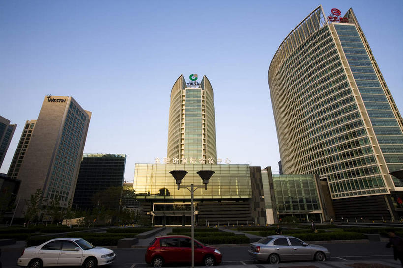 无人,高楼大厦,横图,室外,白天,仰视,旅游,度假,植物,窗户,落地窗,标志建筑,大厦,道路,地标,建筑,路,路灯,摩天大楼,公路,汽车,照明,北京,中国,亚洲,三辆,一排,许多,阴影,整齐,并列,并排,光线,影子,灯光,分界线,停车线,交通,首都,很多,娱乐,建设,玻璃窗,车,灯,树,树木,排列,一个,蓝色,绿色,蓝天,天空,阳光,自然,交通工具,轿车,天,享受,休闲,旅游胜地,放松,生长,晴朗,单个,成长,车行道,车行道分界线,照亮,照明设备,队列,载具,标线,平行,玻璃幕墙,东亚,车行线,中国人寿大厦,万里无云,中华人民共和国,北京市,京,北平,华北地区,晴空,晴空万里,马路,彩图,低角度拍摄,大楼,高层建筑,高楼,摩天楼,朝阳门