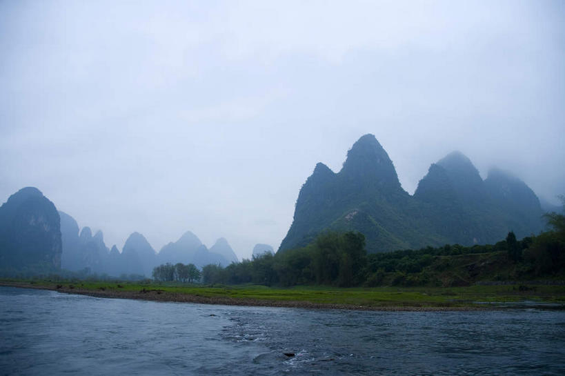 无人,横图,室外,白天,正面,旅游,度假,草地,草坪,河流,石头,美景,日落,山,山脉,水,峡谷,植物,雾,桂林,中国,亚洲,朦胧,模糊,石子,河水,景观,山峰,水流,晚霞,霞光,落日,山谷,山峦,娱乐,草,树,树木,绿色,自然,黄昏,群山,享受,休闲,景色,彩霞,放松,生长,成长,广西,迷雾,岩层,自然风光,东亚,漓江,阳朔,广西壮族自治区,中华人民共和国,桂林市,桂,华南地区,夕照,薄暮,阳朔县,兴坪,兴坪镇,石块,岩石,大雾,夕阳,彩图,傍晚,斜阳,阳朔相公山