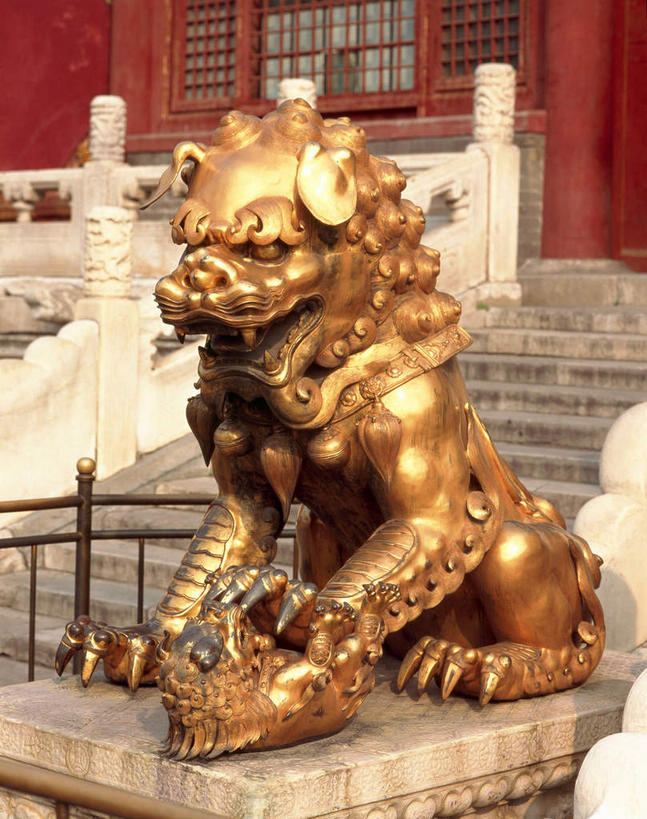 无人,故宫,宫殿,栏杆,坐,竖图,室外,白天,正面,旅游,度假,名胜古迹,楼梯,标志建筑,地标,建筑,哺乳动物,野生动物,狮子,雕塑,北京,中国,亚洲,阴影,辟邪,遗迹,艺术,装饰,光线,雕刻,雕像,扶手,影子,阶梯,墙,褐色,首都,古迹,文化,文物,娱乐,建设,古建筑,护栏,墙壁,墙面,台阶,一个,红色,阳光,动物,工艺品,紫禁城,祈祷,享受,休闲,健康,旅游胜地,放松,许愿,单个,纪念,祈求,美术,宫廷,主题,凶猛,陈列,古文明,东亚,中华人民共和国,东城区,北京市,京,北平,华北地区,功能,美学,驱邪,祛邪,避邪,王宫,守护神,残暴,平安,凶残,坐着,彩图,全身,故宫博物院,皇宫,铜雕,北京紫禁城,北京故宫,铜狮,铜狮子