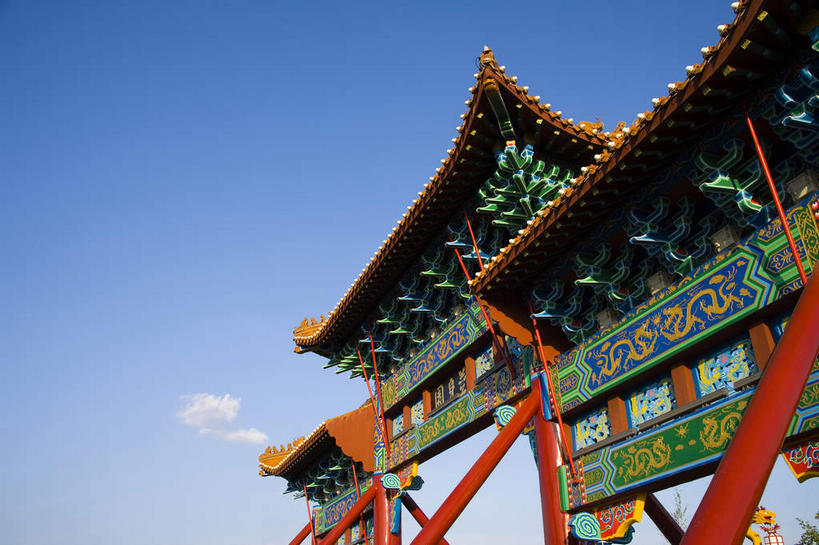 无人,横图,室外,白天,仰视,旅游,度假,名胜古迹,标志建筑,地标,建筑,中国,亚洲,阴影,遗迹,光线,纹路,瓦片,纹理,影子,柱子,屋檐,云,云朵,牌坊,牌楼,云彩,古迹,文化,文物,娱乐,建设,古建筑,檐,红色,蓝色,白云,蓝天,天空,阳光,天,享受,休闲,旅游胜地,放松,晴朗,纪念,黑,祭祀,表彰,荣誉,古文明,东亚,黑龙江,黑龙江省,肌理,中华人民共和国,荣耀,东北地区,黑河,黑河市,晴空,彩图,低角度拍摄,传统文化,德都,五大连池,五大连池市