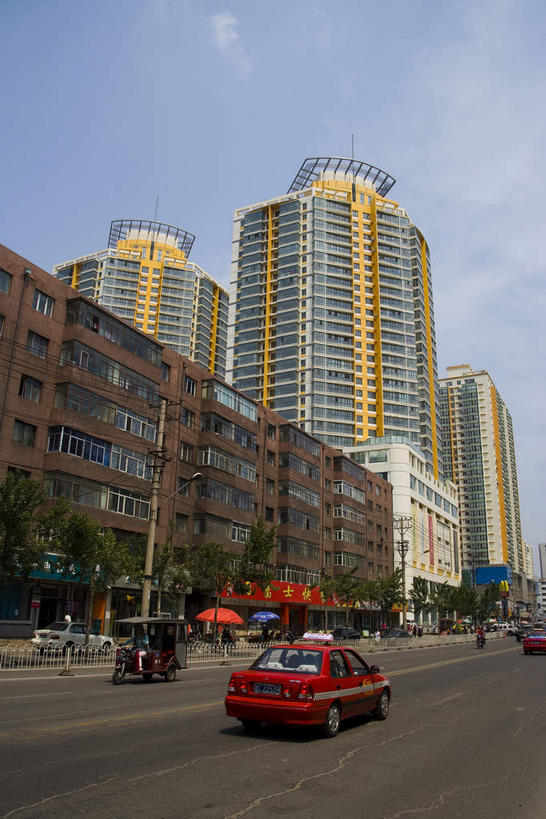 无人,家,高楼大厦,竖图,室外,白天,仰视,度假,美景,植物,窗户,落地窗,城市风光,城市,大厦,道路,建筑,路,摩天大楼,公路,汽车,中国,亚洲,一辆,一排,许多,阴影,整齐,并列,并排,光线,影子,房屋,屋子,景观,云,云朵,分界线,停车线,交通,很多,云彩,娱乐,楼房,玻璃窗,住宅,车,树,树木,排列,红色,蓝色,绿色,白云,蓝天,天空,阳光,自然,交通工具,轿车,天,享受,休闲,景色,放松,生长,晴朗,成长,车行道,车行道分界线,黑,队列,载具,标线,平行,玻璃幕墙,东亚,车行线,黑龙江,黑龙江省,中华人民共和国,东北地区,牡丹江,牡丹江市,晴空,马路,彩图,低角度拍摄,房子,大楼,高层建筑,高楼,摩天楼