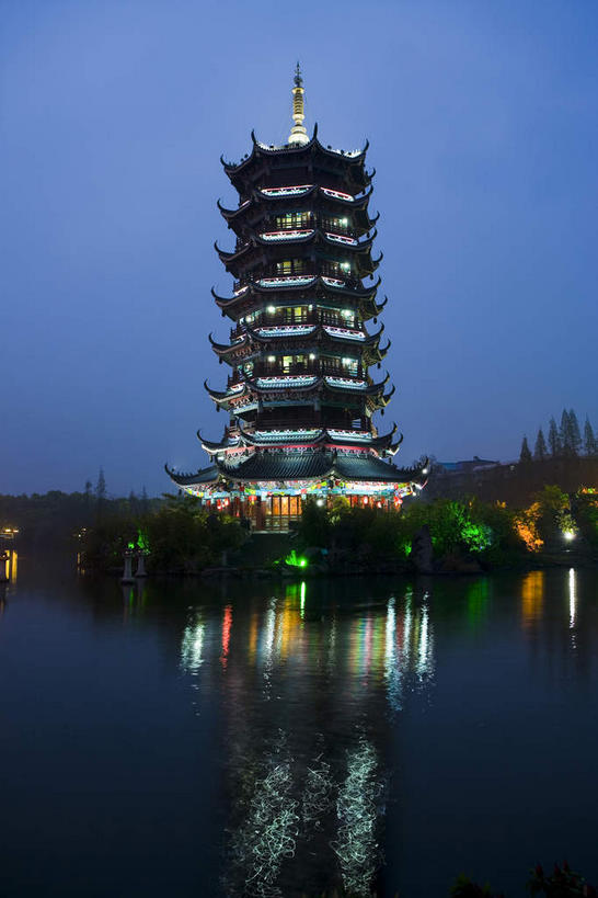 无人,寺庙,竖图,室外,夜晚,正面,旅游,度假,湖,湖泊,名胜古迹,水,植物,标志建筑,地标,建筑,夜景,桂林,中国,亚洲,阴影,节日,遗迹,光线,瓦片,影子,屋檐,湖面,水流,水面,塔,灯光,燃烧,古迹,文化,文物,娱乐,建设,古建筑,檐,树,树木,绿色,倒影,自然,香火,庙宇,湖水,祈祷,享受,休闲,健康,旅游胜地,放松,许愿,宗教,信仰,生长,成长,纪念,广西,祈求,倒映,古文明,东亚,漓江,阳朔,杉湖,广西壮族自治区,中华人民共和国,桂林市,桂,华南地区,反照,阳朔县,秀峰区,榕湖,桃花江,平安,彩图,庙,寺,桂湖,桂林山水,桂林日月塔,日月双塔,榕杉湖,榕杉湖景区,壕塘,两江四湖,木龙湖,漂帛塘,西清宝贤壕