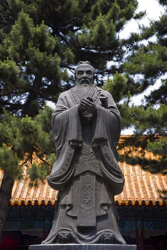 东方人,一个人,无人,寺庙,站,竖图,室外,白天,仰视,旅游,度假,名胜古迹,植物,标志建筑,地标,建筑,雕塑,中国,亚洲,仅一个男性,仅一个人,阴影,服装,节日,遗迹,艺术,装饰,光线,雕刻,雕像,瓦片,影子,屋顶,屋檐,褐色,燃烧,顶棚,黄种人,古迹,文化,文物,娱乐,建设,古建筑,檐,树,树木,一个,衣服,绿色,天空,阳光,自然,香火,工艺品,庙宇,天,祈祷,站着,仅一个老年男性,享受,休闲,健康,旅游胜地,放松,许愿,宗教,服饰,信仰,生长,单个,成长,纪念,哈尔滨,祈求,黑,美术,衣着,穿着,主题,陈列,古文明,东亚,黑龙江,黑龙江省,儒家,文庙,孔子,中华人民共和国,省会,功能,美学,东北地区,哈尔滨市,教育家,思想家,政治家,衣饰,孔丘,孔圣人,孔仲尼,仲尼,社会活动家,文学家,万世师表,至圣,至圣先师,平安,老年男性,男人,男性,亚洲人,站立,彩图,低角度拍摄,全身,庙,寺,秦家岗,南岗区,哈尔滨文庙