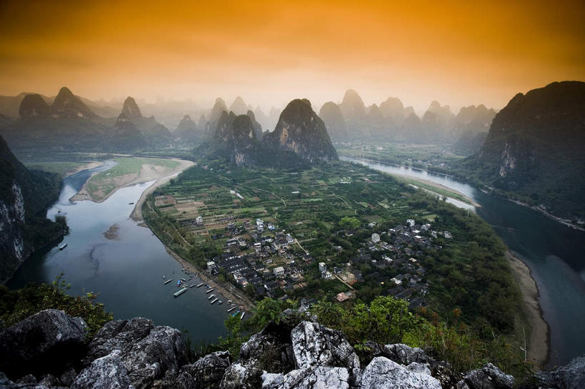 无人,横图,俯视,航拍,室外,白天,旅游,度假,草地,草坪,湖,湖泊,石头,美景,日落,沙滩,山,山脉,水,植物,雾,桂林,中国,亚洲,朦胧,模糊,沙子,石子,河岸,河滩,湖面,景观,山峰,水流,水面,晚霞,霞光,悬崖,落日,沙地,山峦,娱乐,草,绿色,自然,黄昏,湖水,群山,享受,休闲,景色,彩霞,放松,广西,迷雾,鸟瞰,自然风光,东亚,漓江,阳朔,广西壮族自治区,中华人民共和国,桂林市,桂,华南地区,绝壁,夕照,薄暮,阳朔县,兴坪,兴坪镇,石块,岩石,大雾,夕阳,彩图,高角度拍摄,傍晚,斜阳,阳朔相公山
