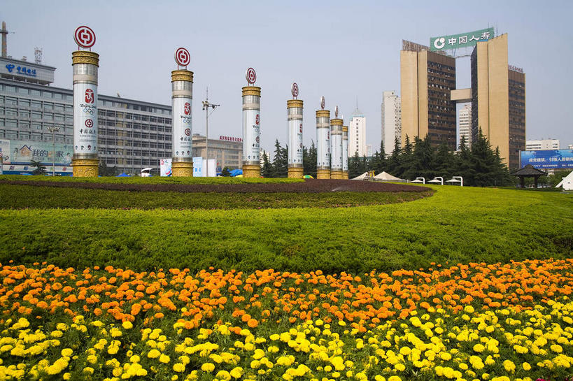 无人,家,高楼大厦,横图,室外,白天,正面,旅游,度假,草地,草坪,花海,花圃,植物,窗户,标志建筑,大厦,地标,建筑,摩天大楼,叶子,武汉,中国,亚洲,一排,许多,阴影,整齐,盛开,光线,影子,柱子,房屋,屋子,云,云朵,很多,花蕾,云彩,娱乐,建设,楼房,玻璃窗,住宅,草,花,花瓣,花朵,花卉,鲜花,排列,黄色,蓝色,绿色,白云,蓝天,天空,阳光,花丛,花束,花田,天,花苞,花蕊,享受,休闲,橙色,旅游胜地,放松,晴朗,队列,东亚,湖北,湖北省,武昌区,武汉市,武昌,中华人民共和国,省会,华中地区,鄂,晴空,彩图,房子,大楼,高层建筑,高楼,摩天楼,洪山广场