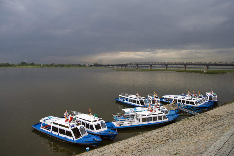 无人,横图,室外,白天,正面,旅游,度假,河流,山脉,树林,水,植物,标志建筑,大桥,地标,建筑,桥梁,船,长白山,中国,亚洲,许多,漂浮,河水,水流,乌云,云,阴天,云朵,桥,游艇,很多,云彩,娱乐,建设,树,树木,绿色,天空,自然,交通工具,天,享受,休闲,旅游胜地,放松,生长,成长,哈尔滨,漂流,黑,昏暗,阴沉,载具,东亚,黑龙江,黑龙江省,天池,松花江,跨线桥,中华人民共和国,省会,流浪,东北地区,哈尔滨市,流落,流散,漂泊,飘泊,飘流,天河,彩图,长白山脉,松花江滨州铁路桥