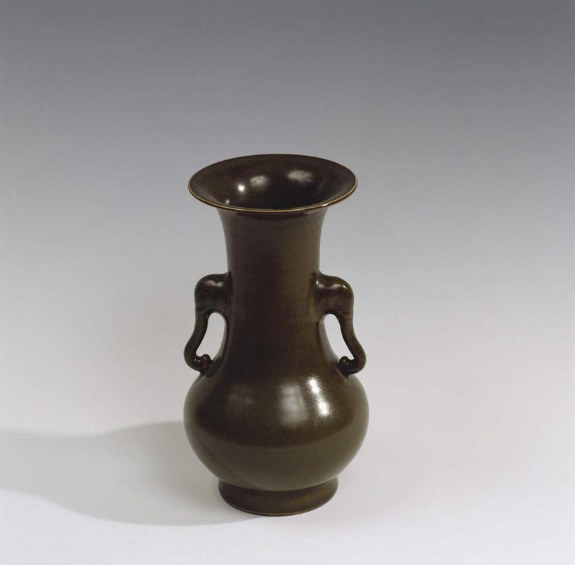 无人,横图,室外,特写,白天,正面,静物,工艺美术品,阴影,灰色背景,艺术,反射,影子,陶瓷,棕色,陶瓷制品,艺术品,一个,瓶子,工艺品,摄影,影棚,单个,工艺,美术,摄影棚,彩图,影棚拍摄,拍摄,双耳瓶