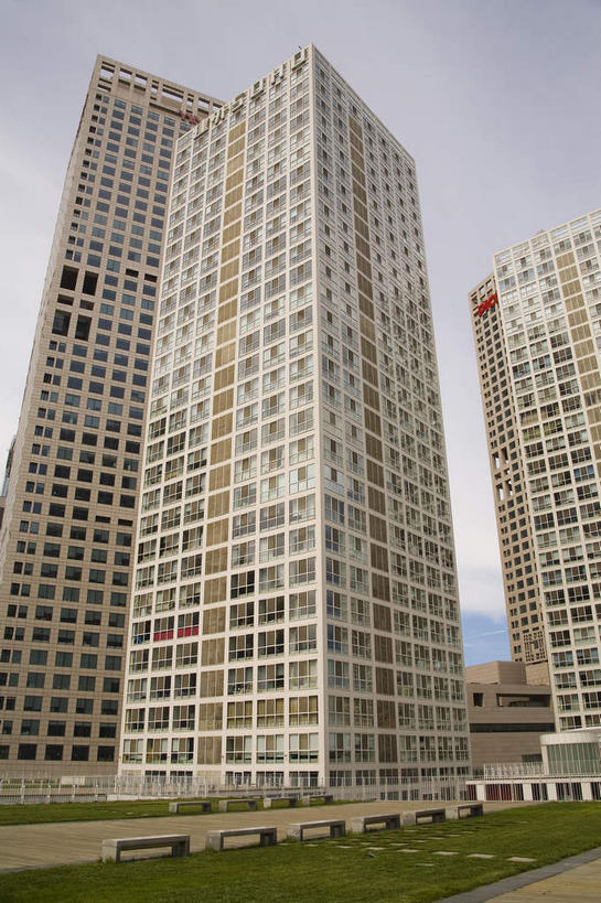 无人,高楼大厦,竖图,室外,白天,仰视,旅游,度假,草地,草坪,植物,窗户,标志建筑,大厦,道路,地标,建筑,路,摩天大楼,北京,中国,亚洲,一排,许多,阴影,整齐,并列,并排,光线,影子,云,云朵,小路,交通,首都,很多,云彩,娱乐,建设,玻璃窗,草,排列,蓝色,绿色,白云,蓝天,天空,阳光,天,享受,休闲,旅游胜地,放松,晴朗,队列,平行,东亚,中华人民共和国,北京市,京,北平,华北地区,朝阳区,晴空,彩图,低角度拍摄,大楼,高层建筑,高楼,摩天楼,北京CBD,北京商务中心区,中国北京大北窑,北京建外SOHO,建外SOHO