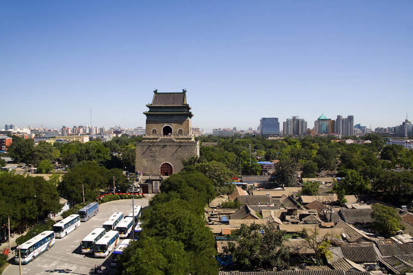 无人,家,横图,室外,白天,正面,旅游,度假,建材,植物,标志建筑,道路,地标,建筑,路,公路,汽车,北京,中国,亚洲,阴影,光线,纹路,材料,瓦片,纹理,影子,砖,砖块,房屋,墙,屋顶,屋檐,屋子,拱门,交通,首都,顶棚,娱乐,建设,城墙,楼房,檐,墙壁,墙面,住宅,车,树,树木,蓝色,绿色,蓝天,天空,阳光,自然,交通工具,轿车,天,享受,休闲,砖头,旅游胜地,放松,建造,城楼,生长,晴朗,成长,坚硬,载具,防御,东亚,鼓楼,万里无云,肌理,中华人民共和国,北京市,京,北平,华北地区,西城区,门楼,坚固,石料,晴空,晴空万里,马路,彩图,房子,北京鼓楼,地安门外大街,砌墙砖