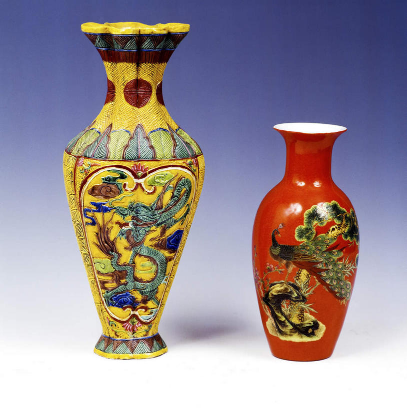 无人,竖图,室内,特写,白天,正面,绘画,静物,花瓶,蓝色背景,艺术,纹路,纹理,陶瓷,陶瓷制品,古典,文化,两个,红色,瓶子,工艺品,品味,摄影,影棚,美术,高雅,国画,水墨画,肌理,美学,水墨,彩图,影棚拍摄,拍摄,中国画