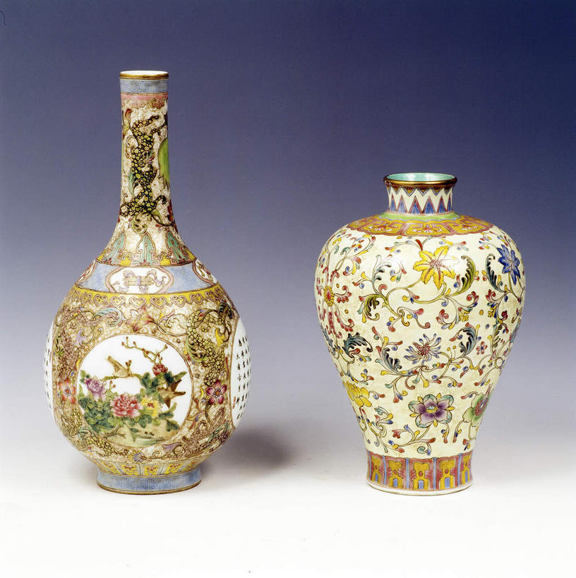 无人,竖图,室内,特写,白天,正面,绘画,静物,花瓶,蓝色背景,艺术,纹路,纹理,陶瓷,陶瓷制品,古典,文化,两个,瓶子,工艺品,品味,摄影,影棚,美术,高雅,国画,水墨画,肌理,美学,水墨,彩图,影棚拍摄,拍摄,中国画