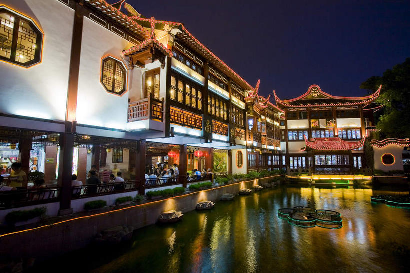 无人,家,栏杆,横图,室外,夜晚,仰视,旅游,度假,湖,湖泊,树林,水,植物,窗户,标志建筑,地标,建筑,路灯,照明,上海,中国,亚洲,阴影,光线,瓦片,影子,房屋,墙,屋檐,屋子,湖面,水流,水面,围栏,灯光,娱乐,建设,护栏,楼房,檐,玻璃窗,墙壁,墙面,住宅,灯,树,树木,蓝色,绿色,倒影,蓝天,天空,自然,城隍庙,湖水,天,享受,休闲,旅游胜地,放松,生长,成长,照亮,申,倒映,照明设备,黄浦区,东亚,上海市,中华人民共和国,沪,华东地区,反照,老城隍庙,彩图,低角度拍摄,房子,飞檐