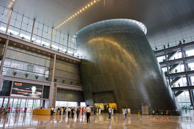 东方人,走,横图,室内,白天,仰视,度假,显示器,美景,窗户,落地窗,天花板,城市风光,城市,照明,北京,中国,亚洲,一排,许多,行人,游客,游人,阴影,服装,整齐,光线,瓷砖,地砖,屏幕,影子,墙,景观,灯光,地面,首都,很多,许多人,注视,休闲装,黄种人,娱乐,显示屏,顶灯,路人,旅客,玻璃窗,墙壁,墙面,灯,排列,衣服,倒影,灯具,观察,看,一群人,享受,休闲,休闲服,景色,放松,服饰,观看,照亮,察看,倒映,照明设备,队列,关注,输出设备,长安街,东亚,中华人民共和国,北京市,京,北平,华北地区,反照,过客,男人,男性,年轻男性,年轻女性,女人,女性,亚洲人,步行,散步,走路,半身,彩图,低角度拍摄,神州第一街,首都博物馆,首都博物馆新馆