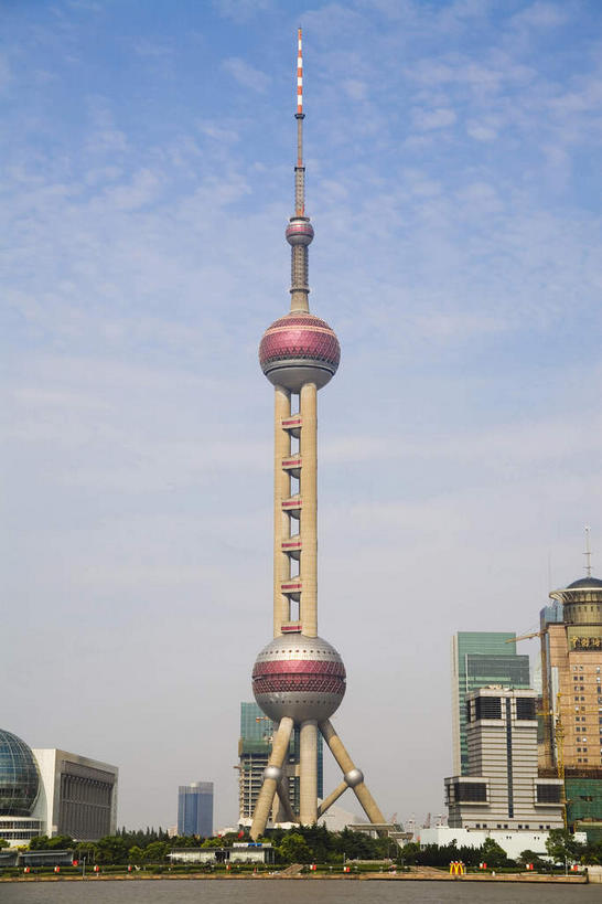 无人,高楼大厦,竖图,室外,白天,仰视,度假,河流,美景,树林,水,植物,城市风光,标志建筑,城市,大厦,道路,地标,建筑,路,摩天大楼,公路,上海,中国,亚洲,阴影,光线,影子,河水,景观,水流,云,云朵,交通,云彩,娱乐,建设,东方明珠,虹口区,黄浦江,浦东,树,树木,蓝色,绿色,白云,蓝天,天空,阳光,自然,天,享受,休闲,景色,放松,生长,晴朗,成长,申,电视塔,金融中心,陆家嘴,陆家嘴金融贸易区,浦东新区,东亚,东方明珠广播电视塔,东方明珠电视塔,上海市,中华人民共和国,沪,华东地区,晴空,马路,彩图,低角度拍摄,大楼,高层建筑,高楼,摩天楼,春申江,东方明珠塔,上海国际客运中心,东大名路