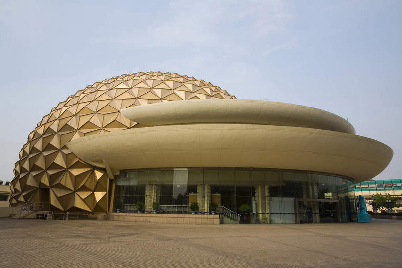 无人,横图,室外,白天,仰视,旅游,度假,树林,植物,窗户,落地窗,门,标志建筑,道路,地标,建筑,剧院,路,上海,中国,亚洲,一排,许多,阴影,整齐,光线,影子,墙,云,云朵,小路,交通,很多,云彩,娱乐,建设,玻璃窗,墙壁,墙面,树,树木,排列,蓝色,绿色,白云,蓝天,天空,阳光,自然,门框,天,享受,休闲,金色,旅游胜地,放松,生长,晴朗,成长,申,队列,东亚,上海市,中华人民共和国,沪,华东地区,闸北区,晴空,彩图,低角度拍摄,剧场,中国马戏第一城,上海马戏城,马戏城