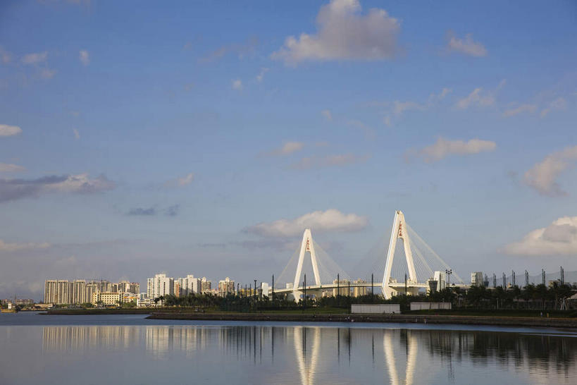 无人,高楼大厦,横图,室外,白天,正面,度假,河流,美景,树林,水,植物,城市风光,城市,大桥,大厦,建筑,摩天大楼,桥梁,中国,亚洲,阴影,光线,影子,河水,景观,水流,云,云朵,斜拉桥,桥,云彩,娱乐,树,树木,海南,蓝色,绿色,白云,倒影,蓝天,天空,阳光,自然,天,享受,休闲,景色,放松,海南省,生长,晴朗,成长,倒映,东亚,中华人民共和国,华南地区,省会,海口,海口市,琼,反照,斜张桥,晴空,彩图,大楼,高层建筑,高楼,摩天楼,龙华区,世纪大桥