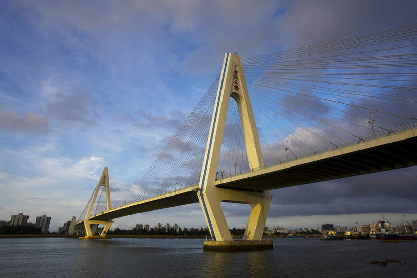 无人,栏杆,横图,室外,白天,仰视,旅游,度假,河流,水,标志建筑,大桥,地标,建筑,桥梁,中国,亚洲,阴影,光线,影子,柱子,河水,水流,云,云朵,围栏,斜拉桥,桥,云彩,娱乐,建设,护栏,海南,蓝色,白云,蓝天,天空,阳光,天,享受,休闲,旅游胜地,放松,海南省,晴朗,东亚,中华人民共和国,华南地区,省会,海口,海口市,琼,斜张桥,晴空,彩图,低角度拍摄,海口世纪大桥,世纪大桥