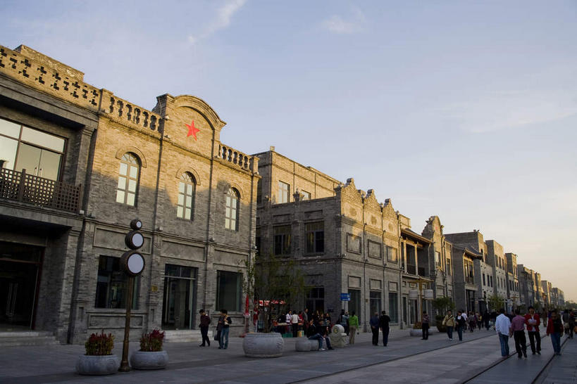 东方人,家,走,横图,室外,白天,仰视,旅游,度假,建材,名胜古迹,窗户,标志建筑,道路,地标,建筑,路,路灯,照明,北京,中国,亚洲,行人,游客,游人,阴影,服装,遗迹,光线,纹路,材料,纹理,影子,砖,砖块,房屋,墙,屋子,云,星星,云朵,小路,灯光,交通,首都,许多人,云彩,休闲装,黄种人,古迹,文物,娱乐,建设,古建筑,楼房,路人,旅客,玻璃窗,墙壁,墙面,住宅,灯,一个,衣服,红色,蓝色,白云,蓝天,天空,阳光,天,一群人,享受,休闲,星形,休闲服,砖头,旅游胜地,放松,建造,服饰,晴朗,单个,照亮,照明设备,五角形,古文明,东亚,肌理,中华人民共和国,北京市,京,北平,华北地区,西城区,过客,男人,男性,年轻男性,年轻女性,女人,女性,亚洲人,石料,晴空,五角星,步行,散步,走路,半身,彩图,低角度拍摄,房子,砌墙砖,大栅栏,大栅栏街