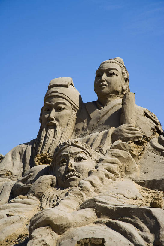 东方人,无人,三个人,坐,竖图,室外,白天,仰视,民族服装,旅游,度假,建材,标志建筑,地标,建筑,帽子,雕塑,中国,亚洲,握,阴影,服装,神话,艺术,装饰,光线,材料,雕刻,雕像,黄沙,沙子,影子,沙,云,云朵,拿,云彩,拿着,注视,黄种人,文化,娱乐,建设,衣服,蓝色,白云,蓝天,天空,阳光,工艺品,天,观察,看,享受,休闲,旅游胜地,放松,握着,建造,服饰,晴朗,观看,纪念,砂,矿产,美术,神仙,察看,沙雕,衣着,穿着,关注,主题,传说,故事,陈列,东亚,宁夏,中华人民共和国,功能,美学,八仙过海,仙人,西北地区,宁夏回族自治区,宁,石嘴山,石嘴山市,衣饰,神话故事,各显神通,中国神话,男人,男性,中年男性,亚洲人,晴空,坐着,半身,彩图,低角度拍摄,传统服装,民俗服,沙湖,沙湖生态旅游区,平罗,平罗县