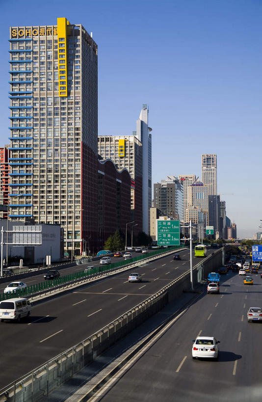 无人,高楼大厦,栏杆,竖图,室外,白天,仰视,度假,美景,窗户,城市风光,城市,大厦,道路,建筑,路,摩天大楼,指示牌,公路,汽车,北京,中国,亚洲,一排,许多,阴影,整齐,光线,标志,路标,文字,影子,栅栏,字符,墙,景观,篱笆,围栏,分界线,停车线,交通,首都,很多,娱乐,标识,建设,护栏,路牌,玻璃窗,墙壁,墙面,车,排列,蓝色,白色,蓝天,天空,阳光,交通工具,轿车,天,享受,休闲,汉字,景色,放松,晴朗,车行道,车行道分界线,队列,中文,载具,标线,东亚,车行线,万里无云,中华人民共和国,北京市,京,北平,华北地区,朝阳区,国文,华文,晴空,晴空万里,马路,彩图,低角度拍摄,大楼,高层建筑,高楼,摩天楼,北京CBD,北京商务中心区,中国北京大北窑,朝外SOHO