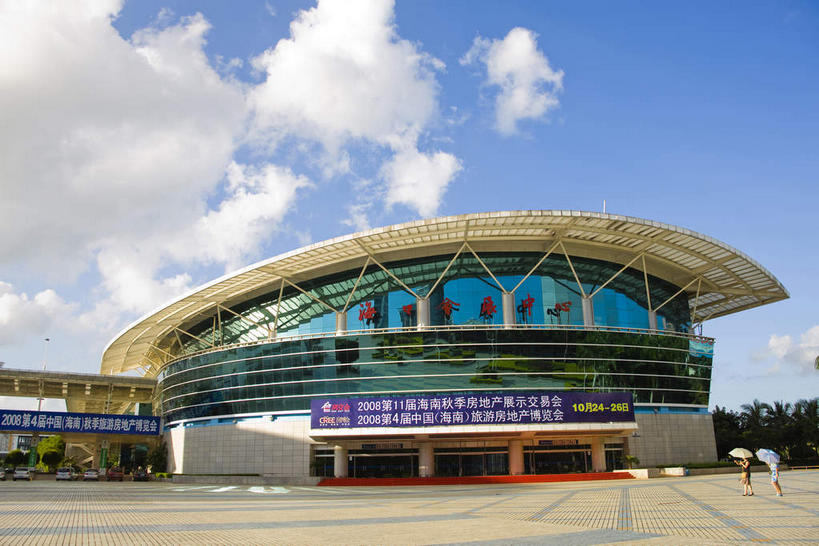 东方人,两个人,栏杆,站,横图,室外,白天,仰视,度假,美景,树林,植物,窗户,楼梯,城市风光,城市,道路,路,指示牌,中国,亚洲,一排,行人,吊挂,握,悬挂,阴影,服装,整齐,光线,标志,伞,文字,影子,雨伞,遮阳伞,柱子,字符,阶梯,墙,景观,云,云朵,围栏,小路,横幅,交通,四根,挂,拿,云彩,拿着,注视,休闲装,黄种人,娱乐,标识,阳伞,护栏,路人,玻璃窗,墙壁,墙面,台阶,树,树木,海南,排列,衣服,蓝色,绿色,白云,蓝天,天空,阳光,自然,天,观察,看,站着,享受,休闲,休闲服,汉字,景色,放松,握着,服饰,海南省,生长,晴朗,成长,观看,察看,太阳伞,队列,关注,中文,东亚,中华人民共和国,华南地区,省会,国文,华文,海口,海口市,琼,过客,年轻女性,女人,女性,亚洲人,晴空,站立,彩图,低角度拍摄,全身,海口会展中心,秀英区