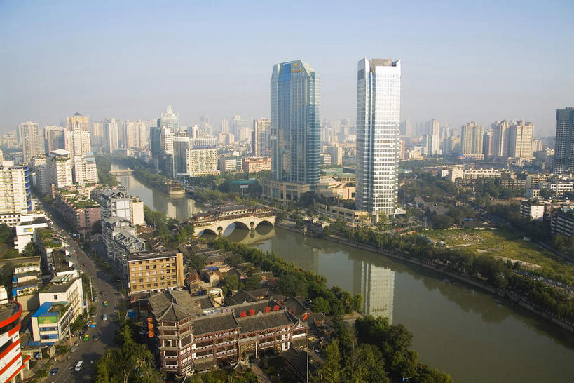 无人,高楼大厦,横图,俯视,航拍,室外,白天,旅游,度假,河流,水,植物,窗户,落地窗,标志建筑,大厦,地标,建筑,摩天大楼,中国,亚洲,一排,许多,阴影,整齐,并列,并排,光线,影子,河水,水流,很多,娱乐,建设,玻璃窗,树,树木,排列,蓝色,绿色,倒影,蓝天,天空,阳光,自然,天,享受,休闲,旅游胜地,放松,四川省,生长,晴朗,成长,倒映,鸟瞰,队列,平行,玻璃幕墙,东亚,四川,廊桥,成都,成都市,万里无云,中华人民共和国,省会,西南地区,川,反照,蜈蚣桥,虹桥,晴空,晴空万里,彩图,高角度拍摄,大楼,高层建筑,高楼,摩天楼,安顺廊桥,安顺桥