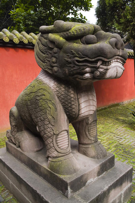 无人,坐,竖图,室外,白天,正面,旅游,度假,草地,草坪,名胜古迹,植物,标志建筑,地标,建筑,哺乳动物,野生动物,狮子,雕塑,中国,亚洲,阴影,辟邪,遗迹,艺术,装饰,光线,雕刻,雕像,瓦片,影子,墙,屋檐,古迹,文化,文物,娱乐,建设,古建筑,石雕,檐,墙壁,墙面,草,树,树木,一个,红色,绿色,阳光,自然,动物,工艺品,石狮,祈祷,享受,休闲,健康,旅游胜地,放松,许愿,祠堂,四川省,生长,单个,成长,纪念,祈求,美术,主题,凶猛,陈列,祠庙,古文明,东亚,四川,成都,成都市,中华人民共和国,省会,西南地区,功能,美学,驱邪,祛邪,避邪,川,守护神,武侯祠,残暴,平安,凶残,坐着,彩图,全身,君臣合祀祠庙
