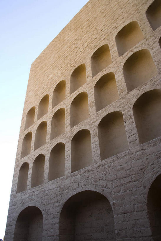 无人,竖图,室外,白天,仰视,旅游,度假,建材,名胜古迹,窗户,标志建筑,地标,建筑,中国,亚洲,一排,许多,阴影,遗迹,整齐,并列,并排,光线,纹路,材料,纹理,影子,砖,砖块,堡垒,城堡,墙,很多,古迹,文物,娱乐,建设,古建筑,玻璃窗,墙壁,墙面,排列,蓝色,蓝天,天空,阳光,天,享受,休闲,砖头,旅游胜地,放松,建造,晴朗,要塞,队列,平行,古文明,东亚,吐鲁番,新疆,万里无云,肌理,中华人民共和国,新疆维吾尔自治区,西北地区,设防,高昌,高昌故城,石料,晴空,晴空万里,彩图,低角度拍摄,砌墙砖,火洲,吐鲁番地区,新