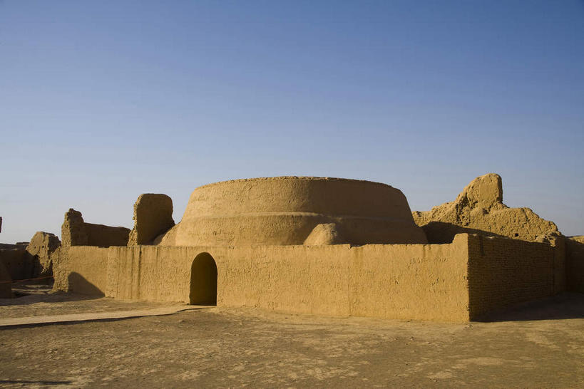 无人,家,横图,室外,白天,正面,旅游,度假,标志建筑,道路,地标,建筑,路,中国,亚洲,阴影,光线,影子,房屋,墙,屋子,拱门,小路,交通,娱乐,建设,楼房,墙壁,墙面,住宅,黄色,蓝色,蓝天,天空,阳光,天,享受,休闲,旅游胜地,放松,晴朗,东亚,吐鲁番,新疆,万里无云,中华人民共和国,新疆维吾尔自治区,西北地区,高昌,高昌故城,晴空,晴空万里,彩图,房子,火洲,吐鲁番地区,新