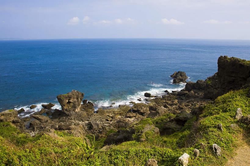 无人,横图,室外,白天,正面,旅游,度假,草地,草坪,海浪,海洋,石头,美景,沙滩,植物,台湾,中国,亚洲,阴影,光线,沙子,石子,影子,海岸,景观,浪花,水平线,云,云朵,辽阔,海平线,沙地,云彩,娱乐,草,蓝色,绿色,白云,蓝天,天空,阳光,自然,海水,天,享受,休闲,广阔,景色,放松,晴朗,一望无际,自然风光,海景,东亚,垦丁国家公园,屏东县,港澳台,中华人民共和国,台湾省,无边无际,一马平川,大海,风浪,海,海水的波动,海滩,近岸浪,石块,岩石,涌浪,晴空,彩图,屏,屏东,屏县,恒春半岛,珊瑚礁岛,水天相接,水天一线,台