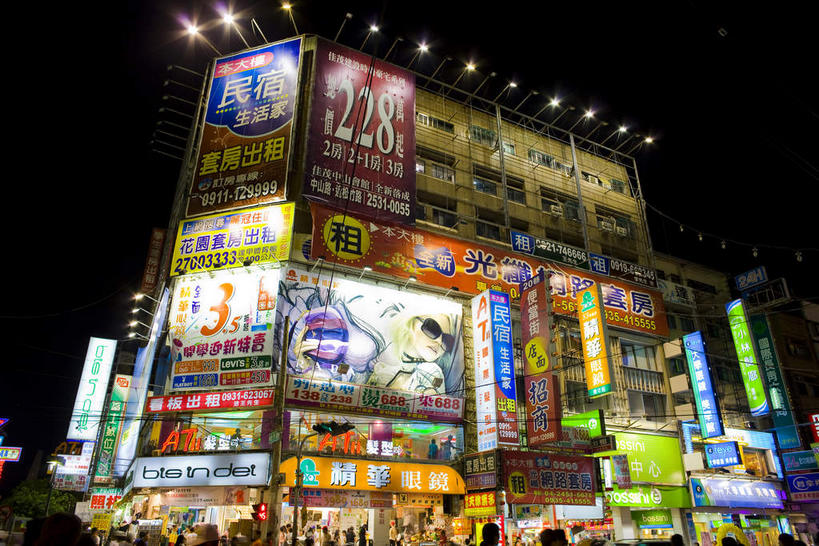 无人,商店,横图,室外,夜晚,仰视,购物,度假,安全,消费,美景,门,城市风光,超市,城市,道路,路,商场,公路,台湾,中国,亚洲,阴影,光线,信息,英文,标志,文字,影子,字符,字母,景观,灯光,分界线,停车线,信号灯,交通,娱乐,标识,海报,广告,门框,享受,休闲,汉字,景色,放松,警示,金融,百货,英文字母,车行道,车行道分界线,提示,中文,标线,宣传,流通,选购,贸易,百货公司,东亚,车行线,交通信号灯,港澳台,中华人民共和国,血拼,国文,华文,台湾省,台中,台中市,马路,彩图,低角度拍摄,购物商场,购物中心,商业中心,招贴,台,东海别墅商圈,东海别墅夜市,东海商圈,东海夜市